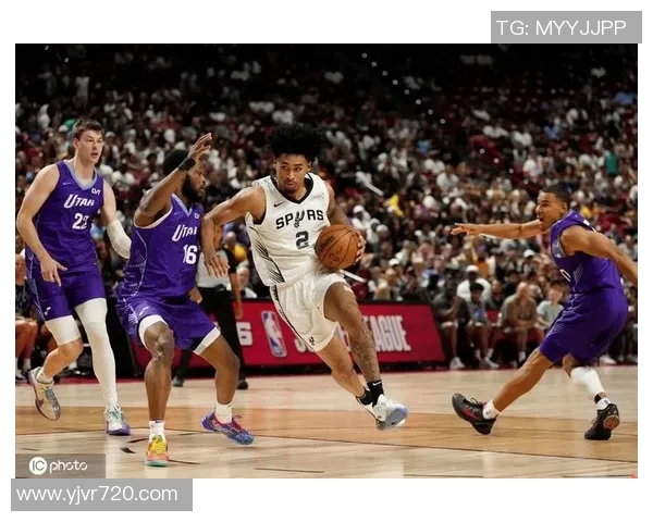 夏季联赛精彩对决马刺与爵士争夺胜利的激烈战斗 夏季联赛精彩对决马刺与爵士争夺胜利的激烈战斗