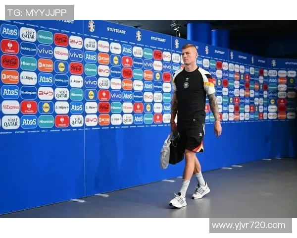 克罗斯引领足球新时代的战术革新与个人魅力的完美结合 克罗斯引领足球新时代的战术革新与个人魅力的完美结合